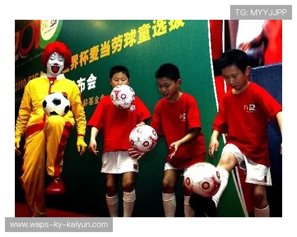 足球球童抢镜成网红