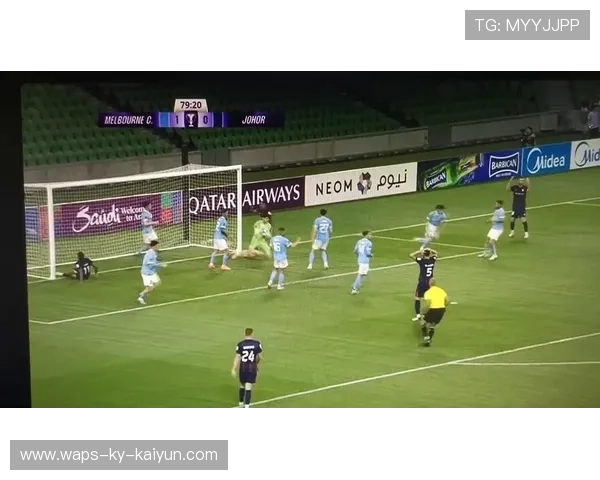 足球前锋空门打偏，全队举头叹气：胜利与失败之间的微妙瞬间