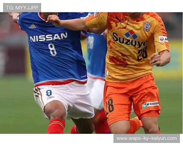 足球运动员比赛中鞋脱落!仍追对手 30 米