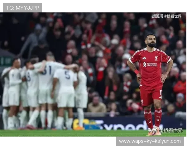 利物浦边路加速甩开防守,萨拉赫劲射偏出 利物浦边路加速甩开防守,萨拉赫劲射偏出