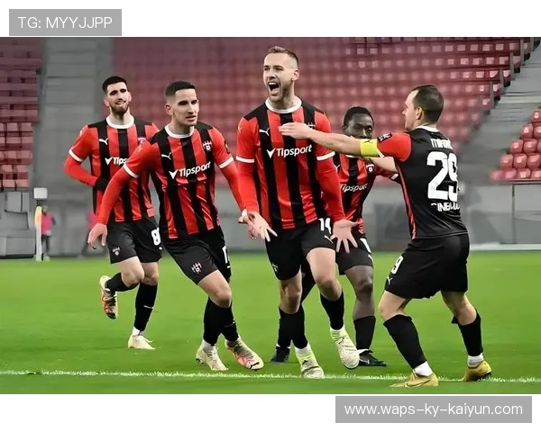 欧联淘汰赛边路倒三角助攻打破僵局，足球战术的魅力与智慧